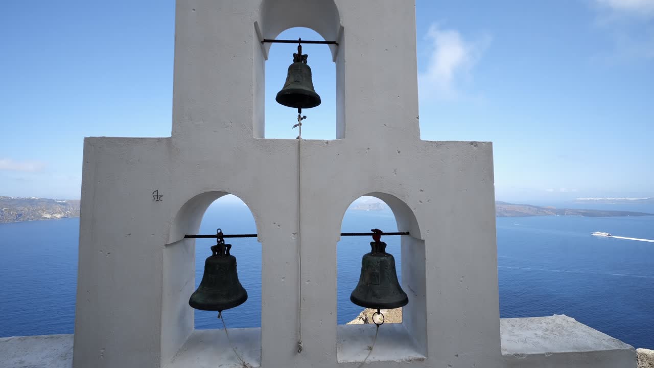 그리스 산토리니 섬의 화산 칼데라 가장자리에 위치한 아기오스 니콜라오스 (agios nikolaos) 의 그리스 정교회 예배당.