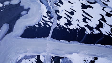 imágenes aéreas que capturan un avión no tripulado volando sobre enormes trozos de hielo en el agua