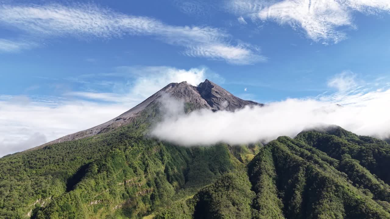 Rekaman pandangan udara Gunung Merapi Yogyakarta, langit biru cerah yang indah, sedikit tertutup awan.