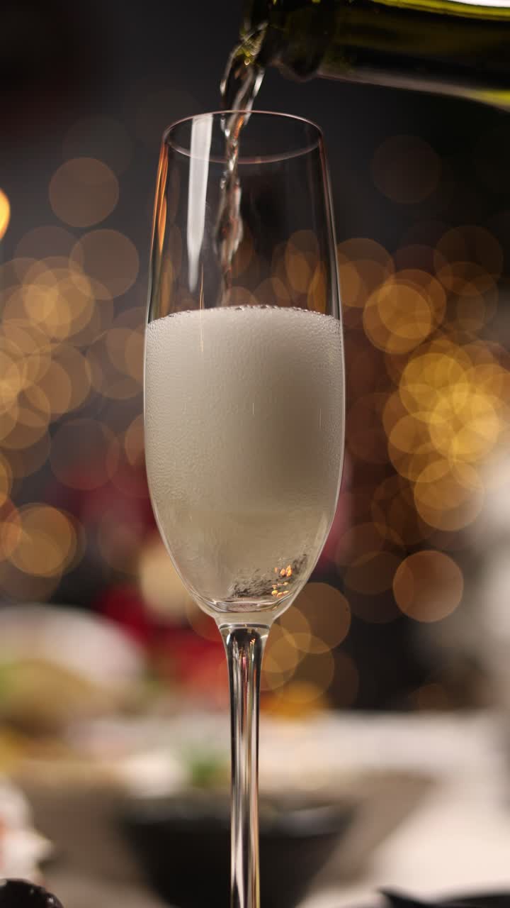 vertiendo champán en una copa de flauta