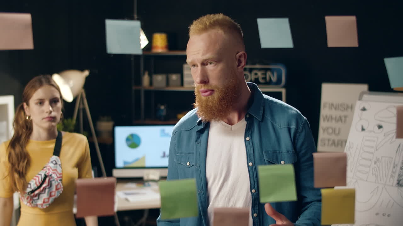 밤 사무실에서 여성 동료에게 프로젝트를 설명하는 짜증나는  ⁇ 스터 남자