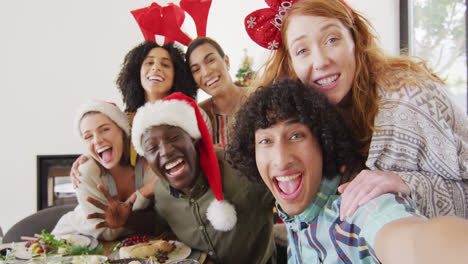 retrato de un grupo feliz de amigos diversos mirando a la cámara y sonriendo