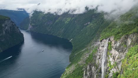 Geirangerfjord-Y-Cascada-En-Noruega---Naturaleza-Escénica-Y-Atracción-Turística-Popular---Aérea