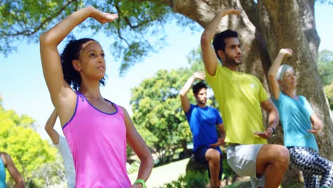 grupo de personas haciendo ejercicio en el parque 4k