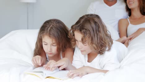 los niños leen mientras los padres hablan