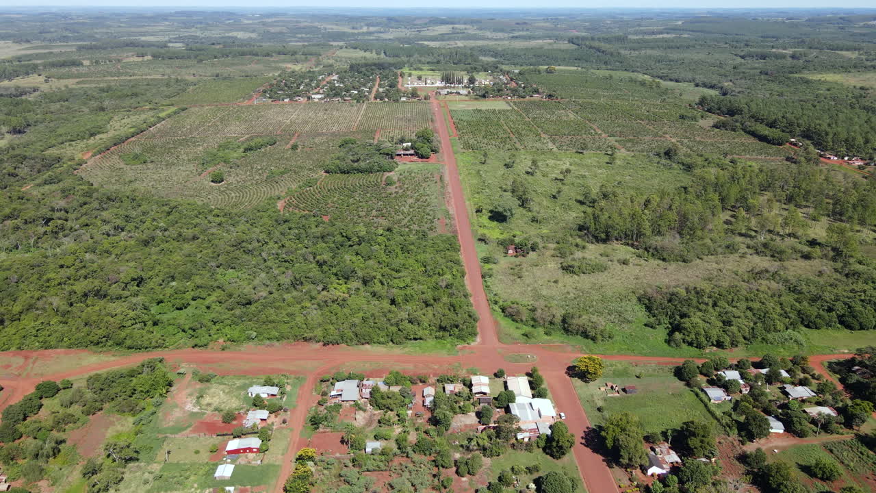 Vista aerea di un villaggio rurale e terreni agricoli in Sud America