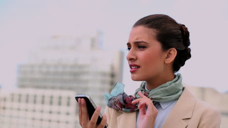 Mujer-Hermosa-Concentrada-Usando-Un-Teléfono-Móvil