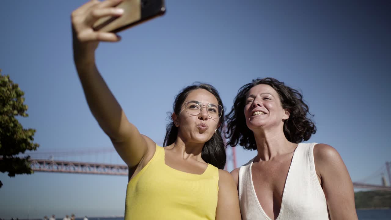 mujeres felices tomando selfie en el parque