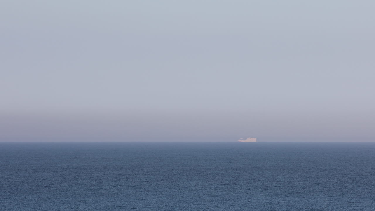 크루즈 선박이 천천히 개방된 물을 통과하여 조용한 장면을 만니다.