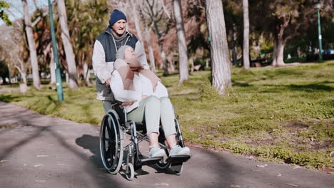 ältere-Menschen,-Paare-Und-Rollstuhlfahrer-Mit-Gehen