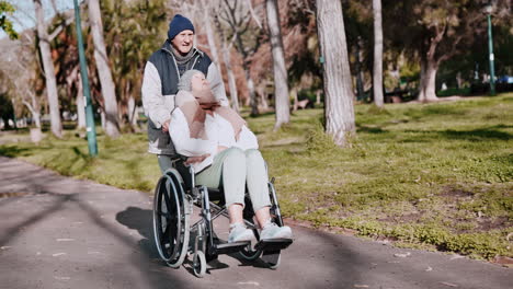 ancianos, parejas y sillas de ruedas con caminata