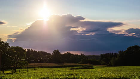 Lebhafter-Sonnenuntergang-Im-Zeitraffer-über-Grünen-Feldern