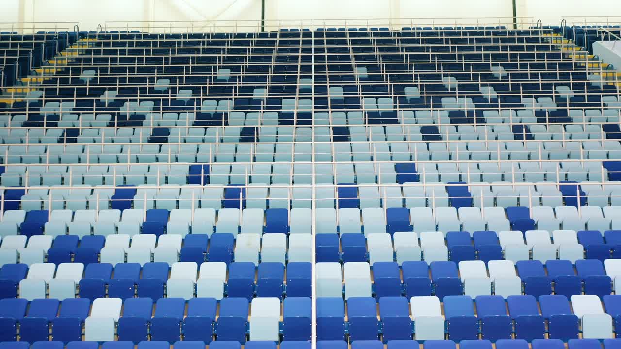 amplio salón de deportes con gradas vacías