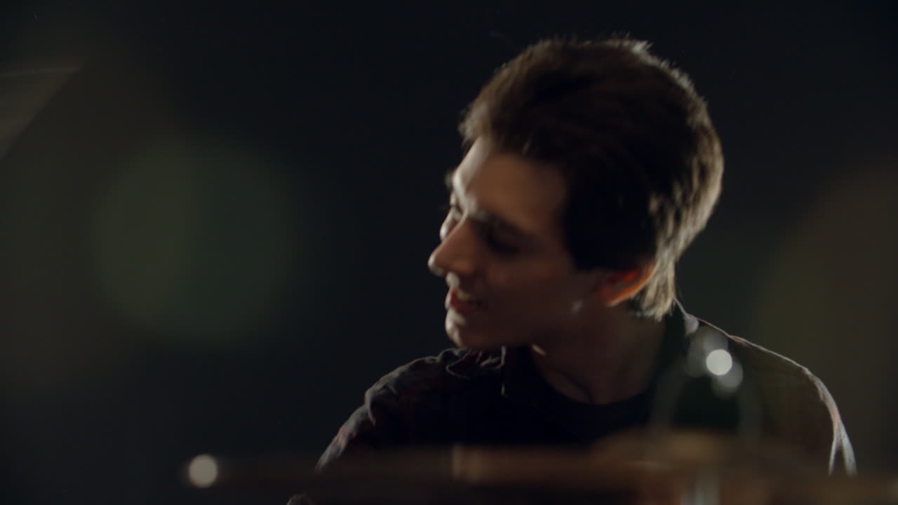 드럼 키트를 연주하는 드럼 연주자의 느린 동작 시스