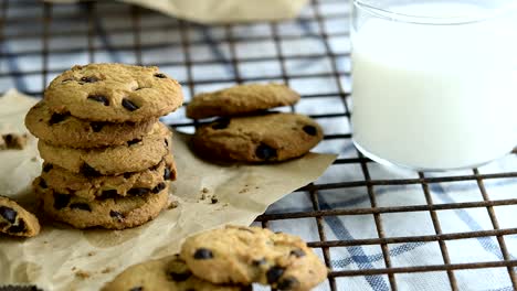 galletas de chocolate y un vaso de leche para el desayuno. 4k primer plano