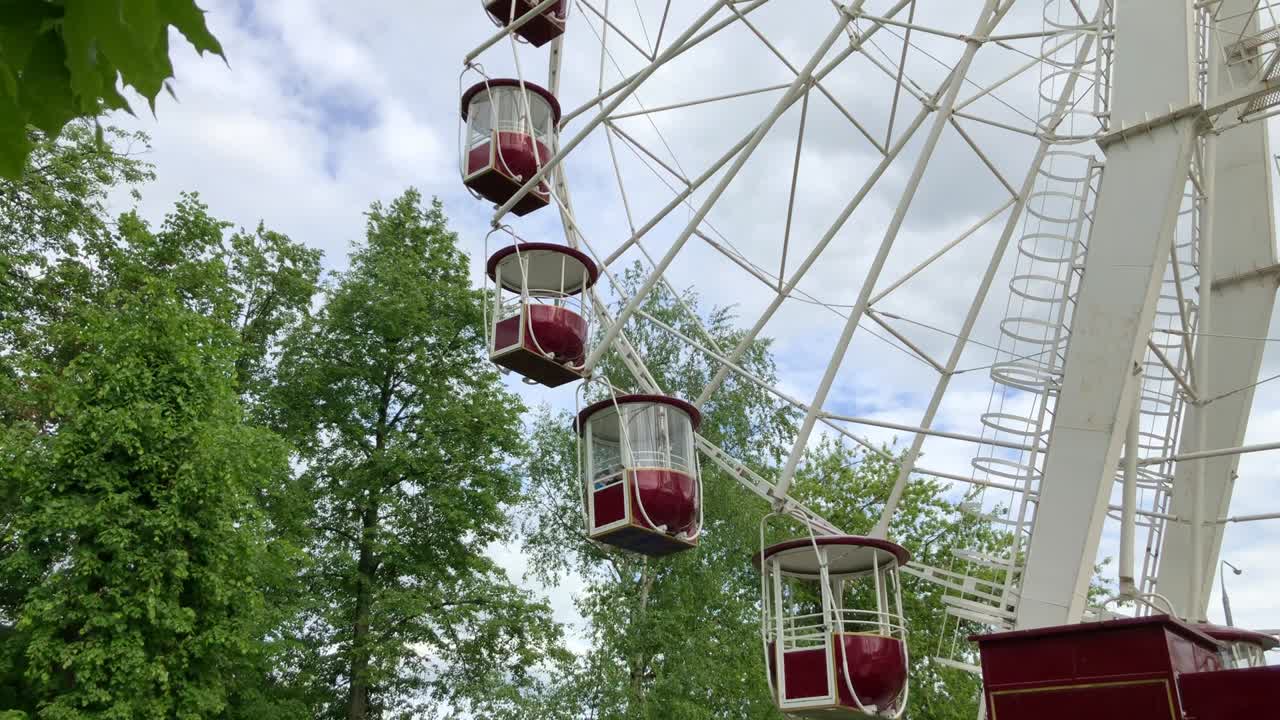 구름 인 하늘 을 배경 으로 회전 하는 페리스  의 부스