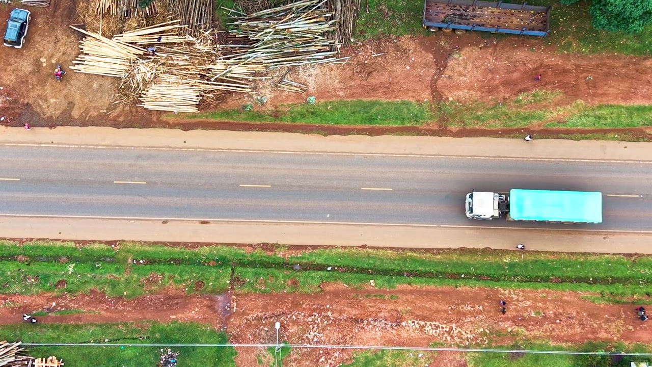 Vista aérea de drone de estradas rurais no Quênia, mostrando vilarejos, pobreza e favelas no norte do país.