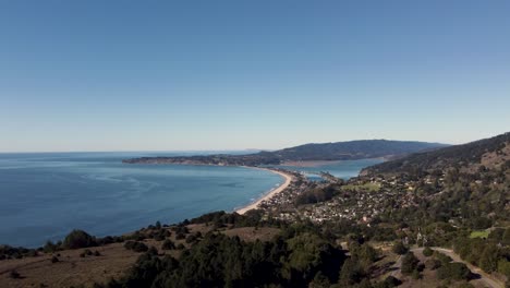 Aerial-rising-shot-of-Stinson-Beach,-California-near-San-Francisco