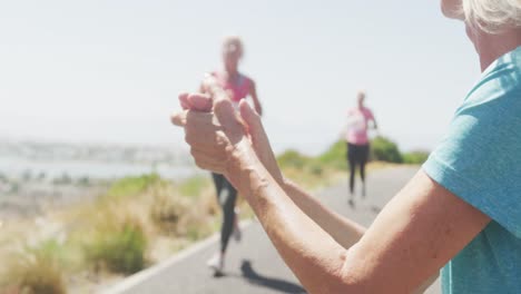 Mujeres-Atléticas-Corriendo-En-La-Carretera