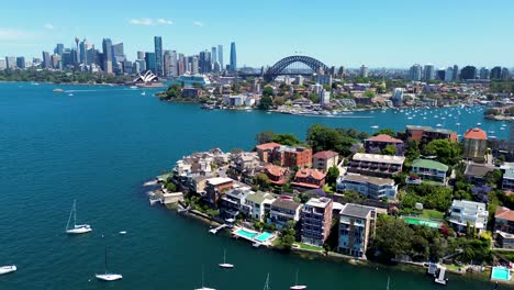 Drohnenantenne-Stadtbild-Sydney-City-CBD-Hafenbrücke-Opernhaus-Von-Cremorne-Point-Mosman-Neutral-Bay-North-Sydney-Apartments-Bay-Yachten-Meer-NSW-Tourismus-Reisen-Australien-4k