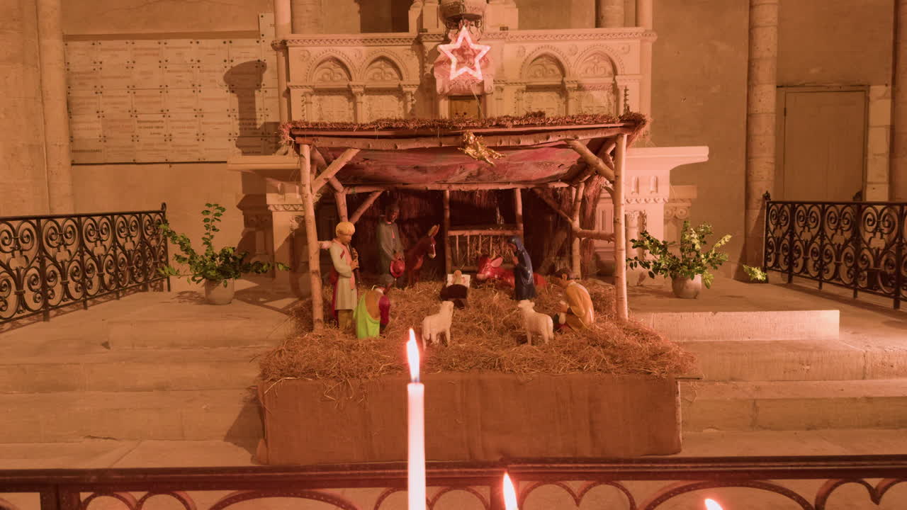 una escena de la natividad en la iglesia de san nicolás, blois, francia, pacífica y espiritual