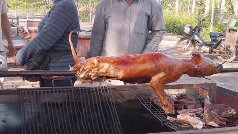 Cámara-Lenta-De-Carne-De-Perro-En-Una-Parrilla