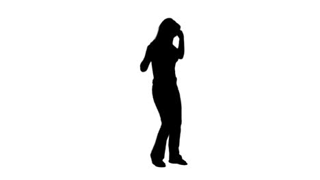 la silueta de la mujer está bailando casualmente sola