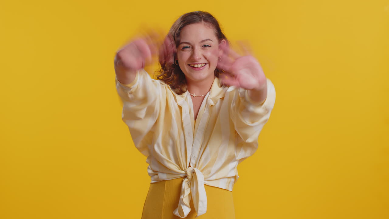una mujer sonriente agita la palma de la mano en un gesto de saludo da la bienvenida a alguien, hola, bienvenido, únete a nosotros, bienvenida