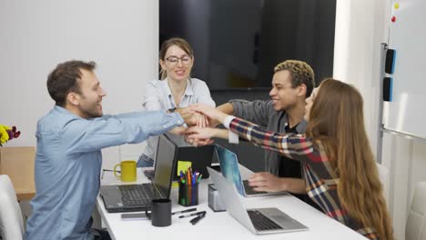 equipo en la oficina celebrando el trabajo exitoso