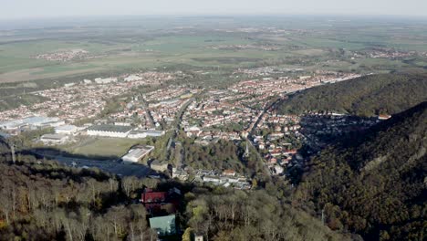 vista aérea de drones de thale, rosstrappen, hexenstieg, hexentanzplatz y el bodetal en el norte del parque nacional de harz a finales de otoño al atardecer, alemania, europa