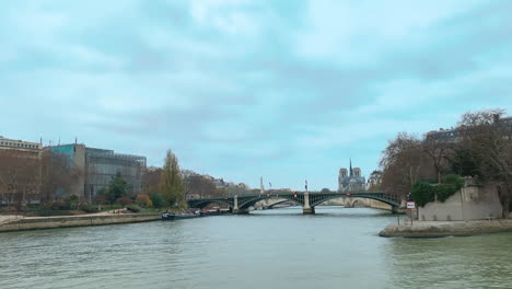 Flussboottour-Zur-Beobachtung-Der-Landschaft-In-Paris,-Frankreich