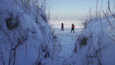 Zwei-Männer-Gehen-Auf-Ein-Schleppnetz-Eis-Winter-Snow_-Snow_winter_coldwinter_beautifulwinter_people_cold_coldwinter