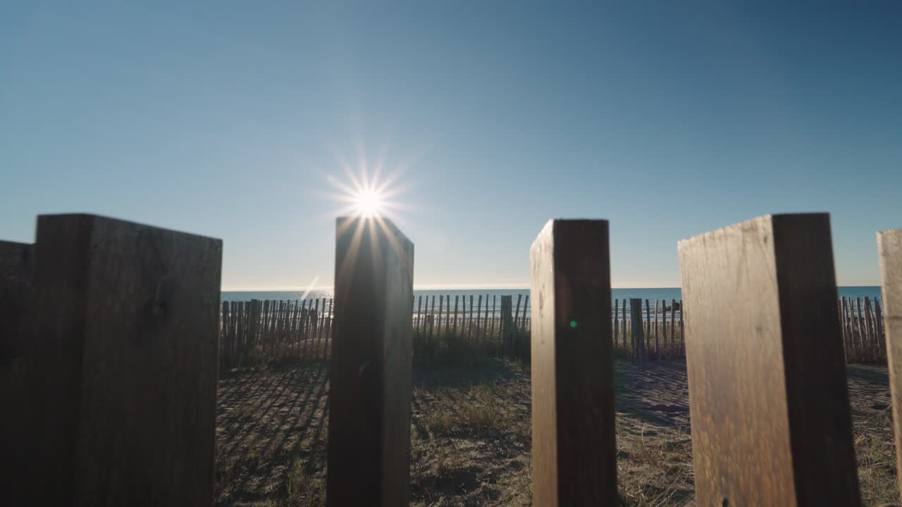 프랑스 프론티냥에 있는 해안가 빌라의 공중 하강 샷