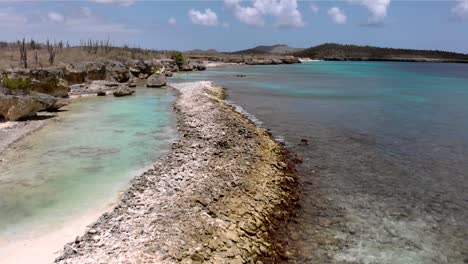 Fliegen-Sie-Langsam-über-Eine-Paradiesische-Kleine-Türkisfarbene-Wasserlagune-Auf-Einer-Karibischen-Insel