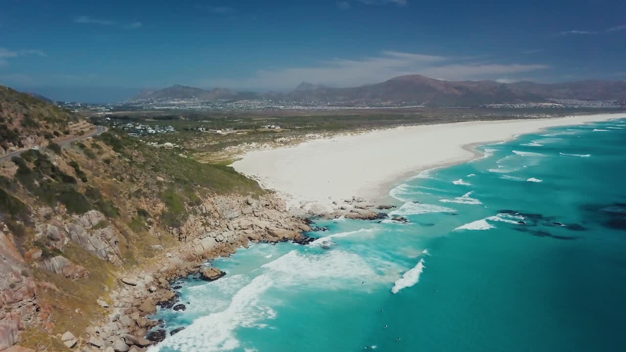 drone volando más alto revelando la pintoresca playa de ciudad del cabo sudáfrica