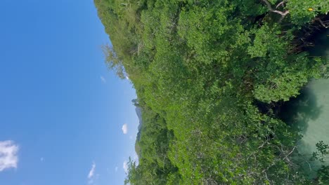 Menschen-Baden-Im-Kristallklaren-Und-Flachen-Wasser-Des-Flusses-Caño-Oder-Cano-Frio,-Samana-In-Der-Dominikanischen-Republik