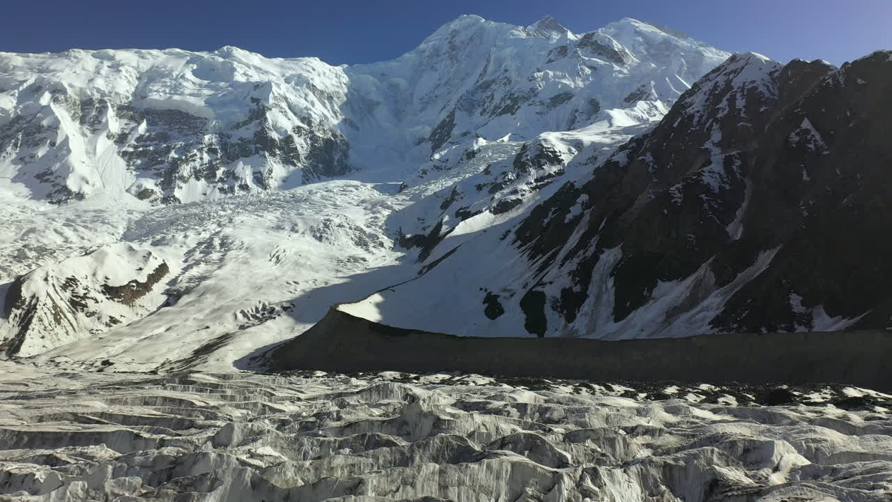 imágenes de aviones no tripulados, rakaposhi pakistán