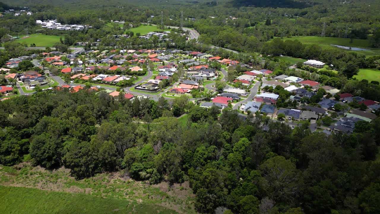 de derecha a izquierda aérea sobre viviendas residenciales, mudgeeraba, costa de oro, queensland, australia
