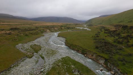 Rocky-riverbed-in-a-mountain-valley-in-central-Canterbury,-New-Zealand