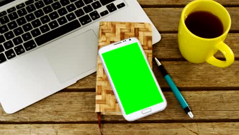 portátil, organizador, teléfono móvil, bolígrafo y café en la mesa 4k