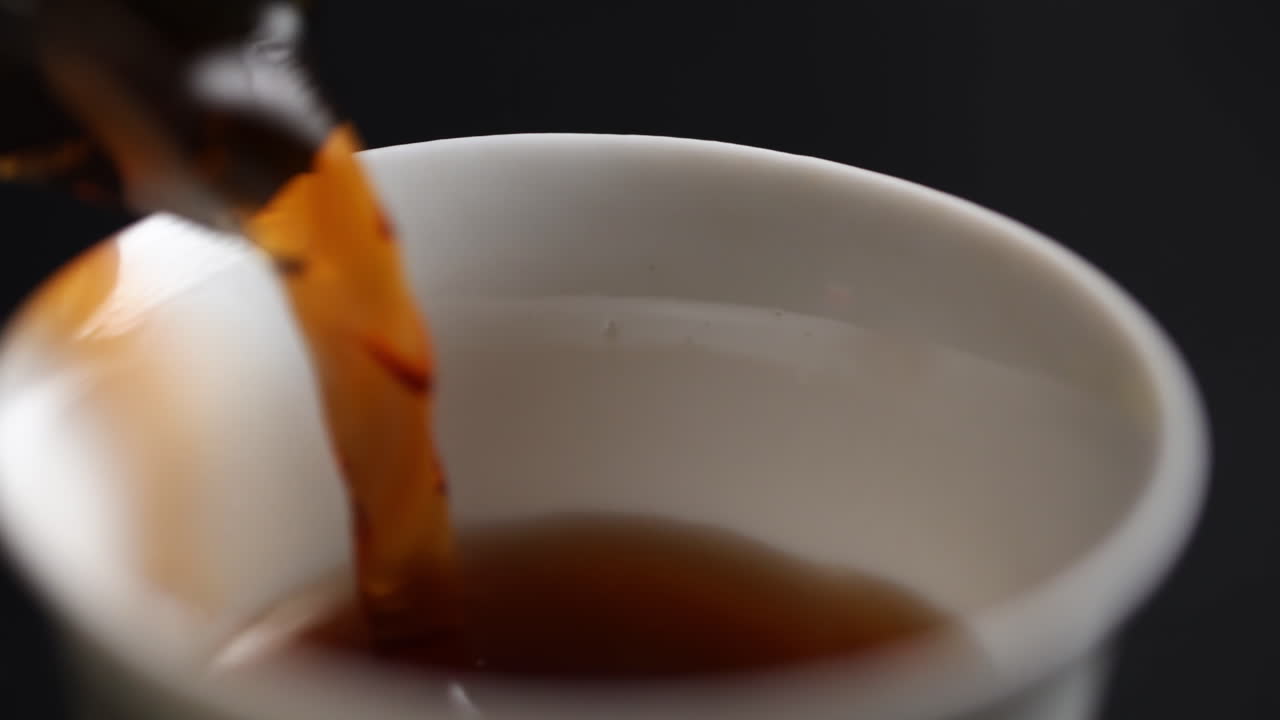 컵 에 뜨거운 차 를 부어 넣는 것