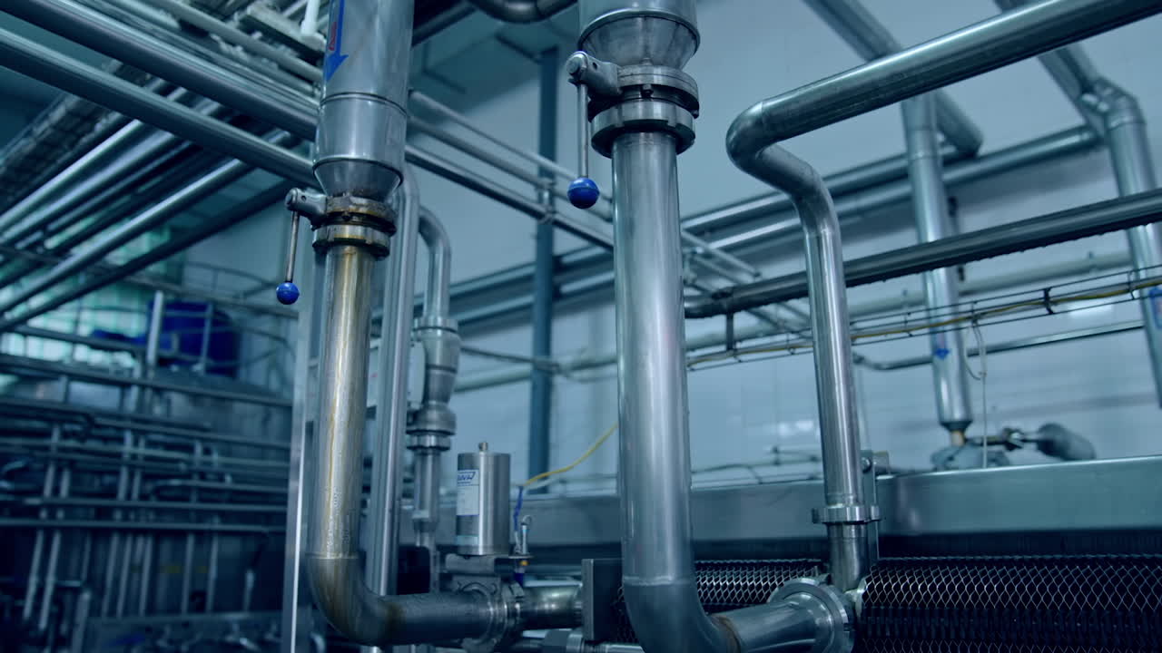 Fabbrica dell'industria siderurgica per la produzione di formaggio. Tecnologia di fabbrica in acciaio inossidabile per la produzione di latte.