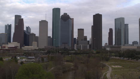 Toma-De-Establecimiento-Del-Centro-De-Houston-En-Un-Día-Nublado