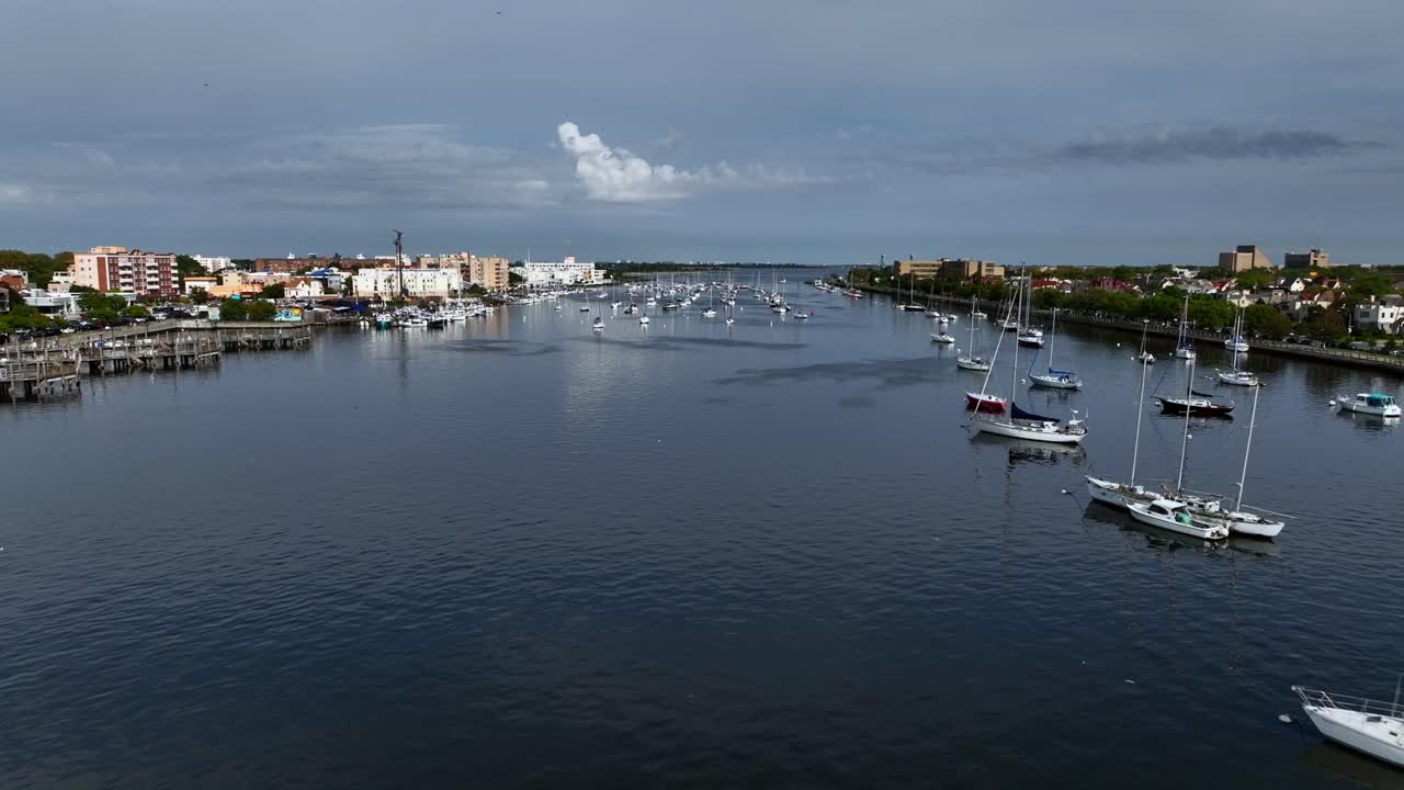una vista aérea de sheepshead bay, brooklyn en nueva york en un hermoso día