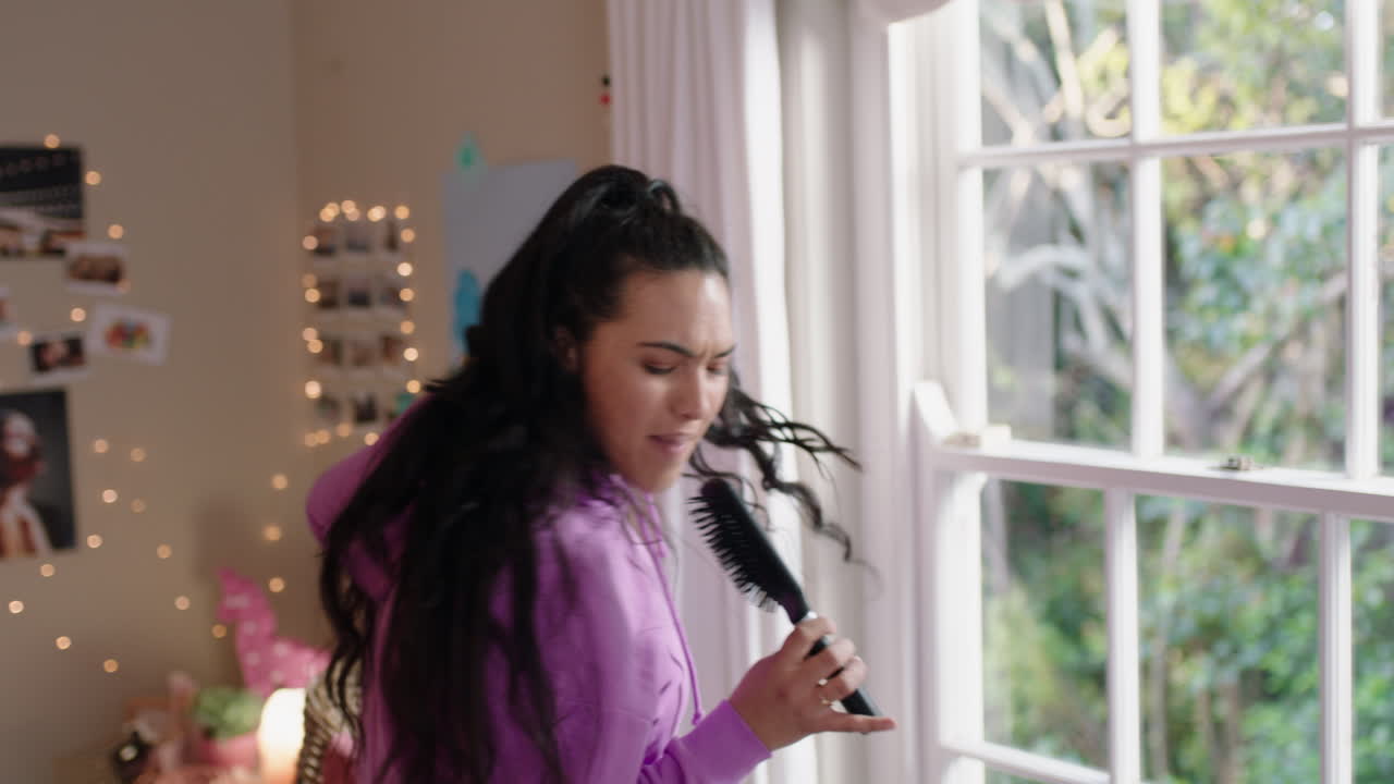 행복한 과체중 십대 소녀 침실에서 춤을 추고 세탁을 청소하고 재미있는 춤을 추고 긍정적인 느낌으로 주말을 축하하고 집에서 잠옷을 입고