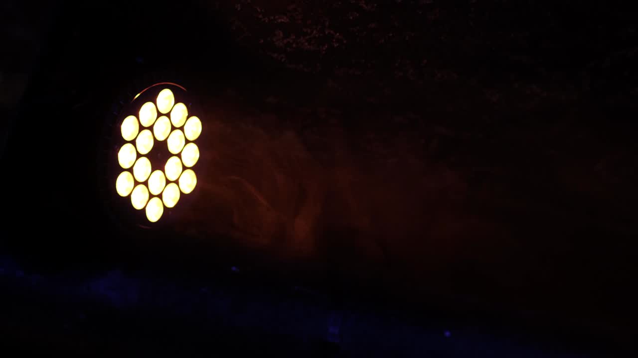 야간 클럽에서 연기가 있는 다채로운 파티 조명 무대