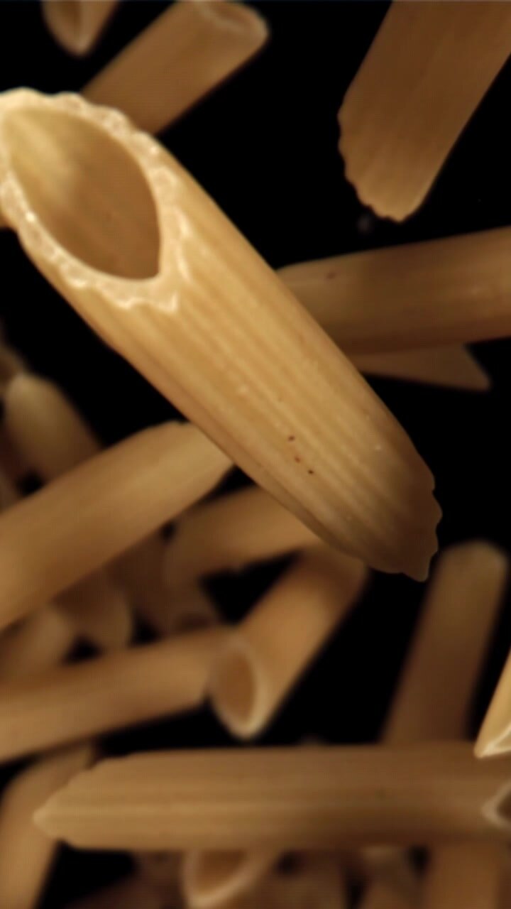 Penne che cadono al rallentatore con sfondo nero