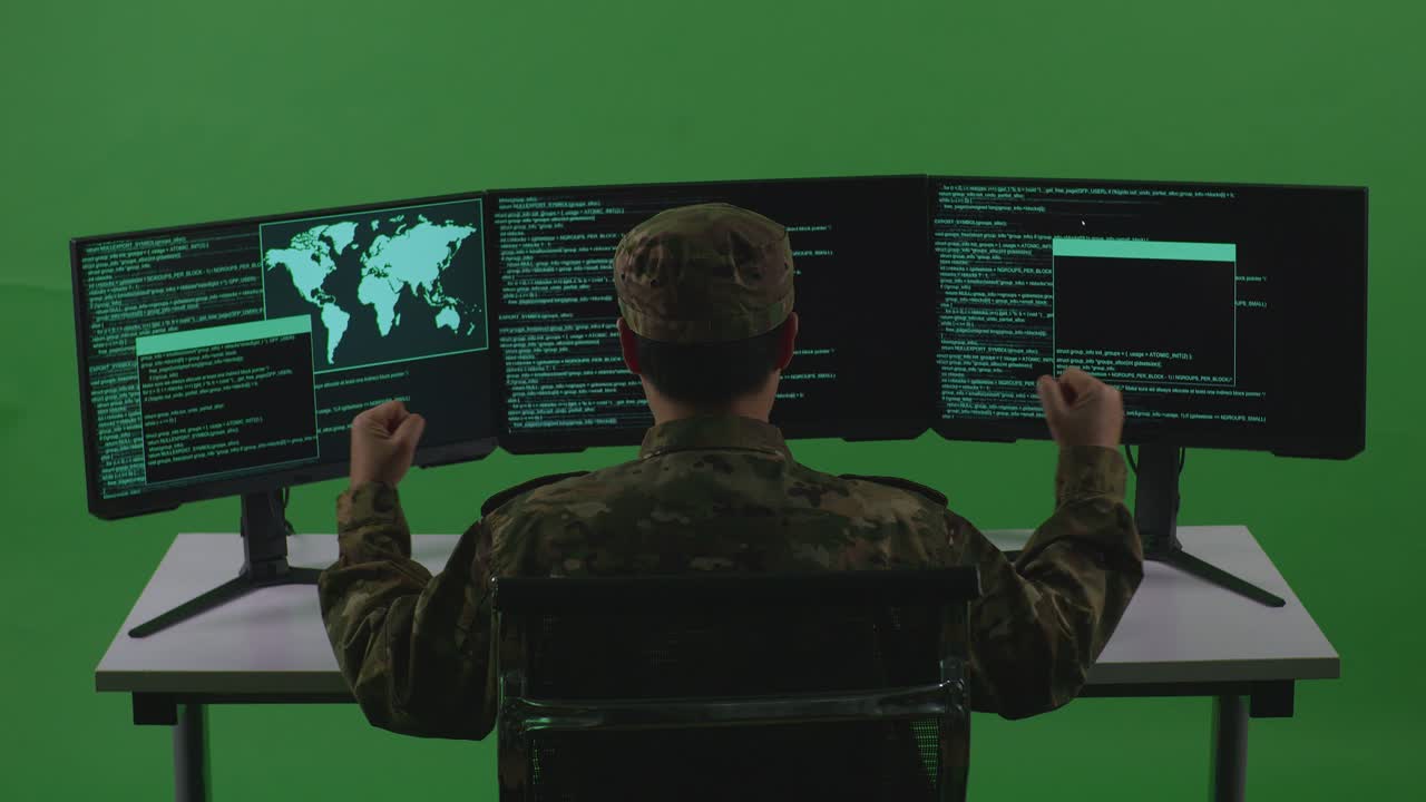 soldado a celebrar uma sessão de hacking e codificação bem sucedida.