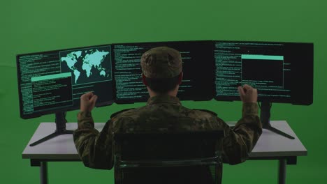 soldato che celebra una sessione di hacking e codifica di successo