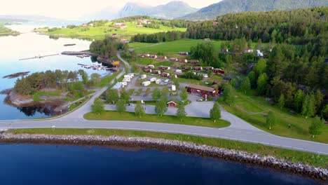 Schöne-Natur-Norwegen-Luftaufnahme-Des-Campingplatzes-Zum-Entspannen.